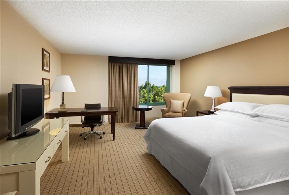 Sheraton San Jose Milpitas Room photo